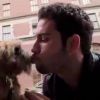 Kevin embrasse un chien dans les Anges de la télé-réalité 3, vendredi 18 novembre 2011, sur NRJ 12