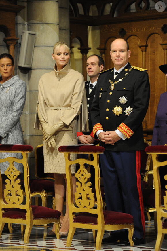 Charlene et Albert lors de la messe donnée en Notre-Dame-Immaculée pour la fête nationale à Monaco. Il s'agit de la première pour Charlene en tant que princesse. Stéphanie est à leurs côtés. Le 19 novembre 2011