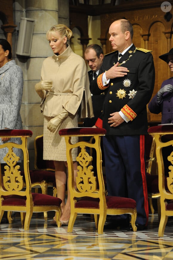 Charlene et Albert lors de la messe donnée en Notre-Dame-Immaculée pour la fête nationale à Monaco. Il s'agit de la première pour Charlene, qui semble recueillie, en tant que princesse. Le 19 novembre 2011