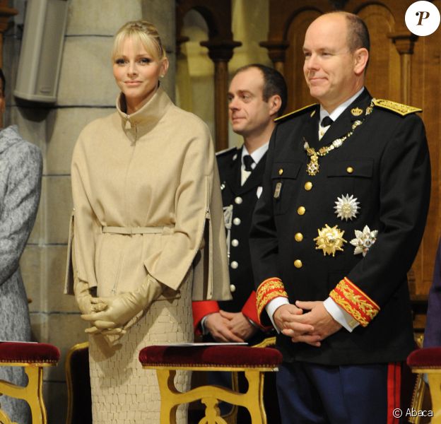 Charlene et Albert lors de la messe donnée en Notre-Dame-Immaculée pour la fête nationale à Monaco. Il s'agit de la première pour Charlene en tant que princesse. Le 19 novembre 2011