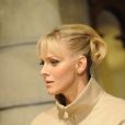 Charlene, très hollywoodienne dans sa coiffure et son maquillage, lors de la messe donnée en Notre-Dame-Immaculée pour la fête nationale à Monaco. Il s'agit de la première pour Charlene en tant que princesse. Le 19 novembre 2011 
