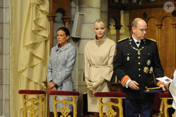 Stéphanie, Charlene et Albert lors de la messe donnée en Notre-Dame-Immaculée pour la fête nationale à Monaco. Il s'agit de la première pour Charlene en tant que princesse. Le 19 novembre 2011