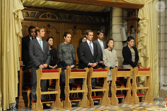 Pierre, Andrea et Charlotte Casiraghi lors de la messe donnée en Notre-Dame-Immaculée pour la fête nationale à Monaco. Il s'agit de la première pour Charlene en tant que princesse. Le 19 novembre 2011