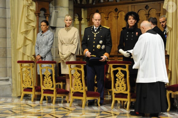 Stéphanie, Charlene, Albert et Caroline lors de la messe donnée en Notre-Dame-Immaculée pour la fête nationale à Monaco. Il s'agit de la première pour Charlene en tant que princesse. Le 19 novembre 2011