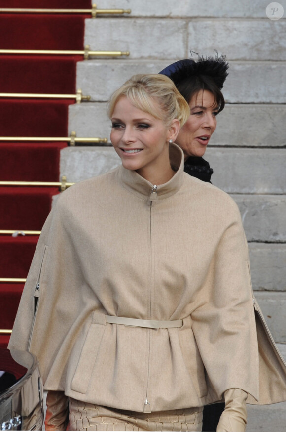 Charlene, radieuse, à la sortie de la messe donnée en Notre-Dame-Immaculée pour  la fête nationale à Monaco. La princesse est radieuse ! Le 19 novembre 2011