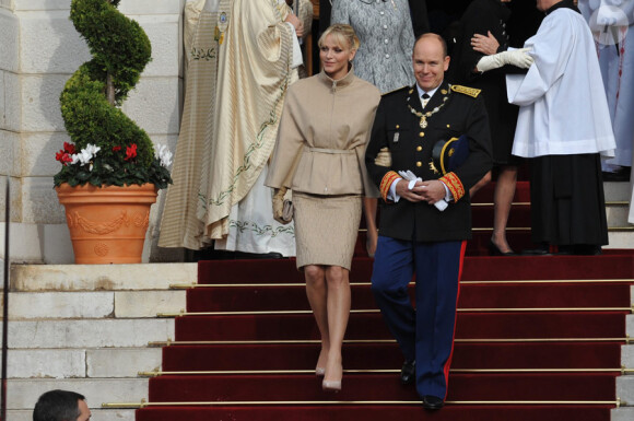 Charlene et Albert à la sortie de la messe donnée en Notre-Dame-Immaculée pour  la fête nationale à Monaco. La princesse est radieuse ! Le 19 novembre 2011