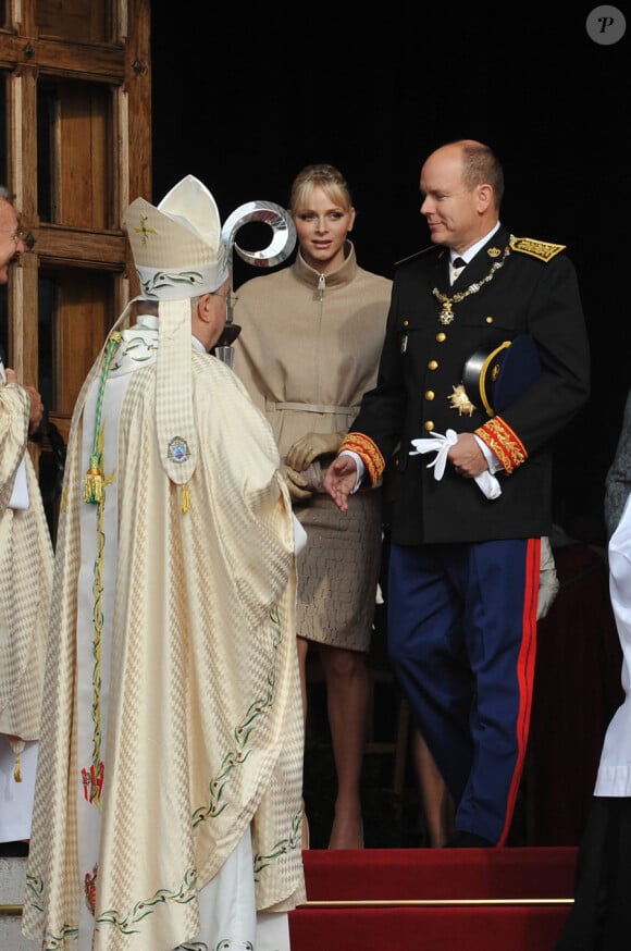 Charlene et Albert à la sortie de la messe donnée en Notre-Dame-Immaculée pour  la fête nationale à Monaco. La princesse est radieuse ! Le 19 novembre 2011