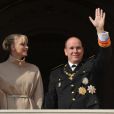 Charlene et Albert de Monaco au balcon du Palais pour saluer le peuple et assister à la parade militaire. Le 19 novembre, jour de la fête nationale monégasque.