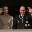 Charlene et Albert de Monaco au balcon du Palais, saluent le peuple monégasque et assister à la parade militaire. Le 19 novembre, jour de la fête nationale sur le Rocher.