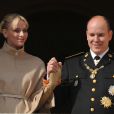 Charlene, très épanouie, et Albert de Monaco au balcon du Palais pour saluer le peuple et assister à la parade militaire. Le 19 novembre, jour de la fête nationale monégasque.
