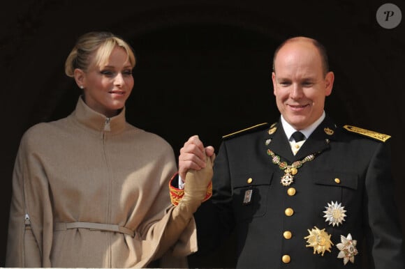Charlene, très épanouie, et Albert de Monaco au balcon du Palais pour saluer le peuple et assister à la parade militaire. Le 19 novembre, jour de la fête nationale monégasque.