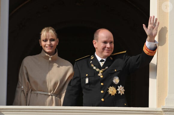 Charlene et Albert de Monaco au balcon du Palais pour saluer le peuple et assister à la parade militaire. Le 19 novembre, jour de la fête nationale monégasque.