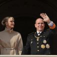 Charlene et Albert de Monaco au balcon du Palais pour saluer le peuple et assister à la parade militaire. Le 19 novembre, jour de la fête nationale monégasque.