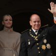 Charlene et Albert de Monaco au balcon du Palais pour saluer le peuple et assister à la parade militaire. Le 19 novembre, jour de la fête nationale monégasque.