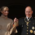Charlene et Albert de Monaco, radieux, au balcon du Palais pour saluer le peuple et assister à la parade militaire. Le 19 novembre, jour de la fête nationale monégasque.