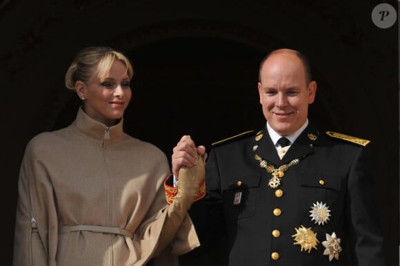 Charlene et Albert de Monaco, radieux, au balcon du Palais pour saluer le peuple et assister à la parade militaire. Le 19 novembre, jour de la fête nationale monégasque.