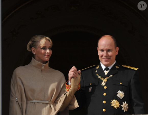 Charlene et Albert de Monaco, très complices au balcon du Palais pour saluer le peuple et assister à la parade militaire. Le 19 novembre, jour de la fête nationale monégasque.