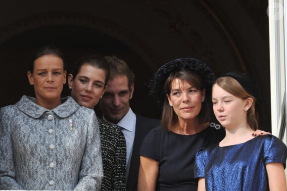 Stéphanie, Charlotte, Andrea, Caroline et Alexandra au balcon du Palais pour saluer le peuple monégasque. Le 19 novembre 2011