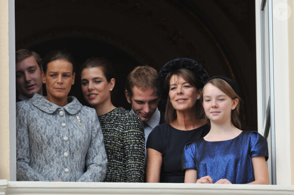 Pierre, Stéphanie, Charlotte, Andrea, Caroline et Alexandra au balcon du Palais pour saluer le peuple monégasque. Le 19 novembre 2011