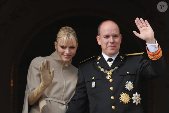 Le couple princier au balcon du Palais pour saluer le peuple monégasque. Le 19 novembre 2011