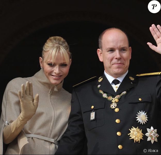 Le couple princier au balcon du Palais pour saluer le peuple monégasque. Le 19 novembre 2011
