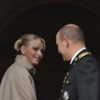 Charlene souriante comme jamais au balcon du Palais pour saluer le peuple monégasque. Le 19 novembre 2011