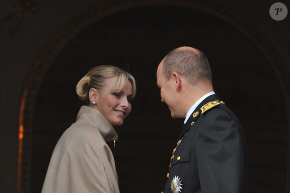 Charlene souriante comme jamais au balcon du Palais pour saluer le peuple monégasque. Le 19 novembre 2011