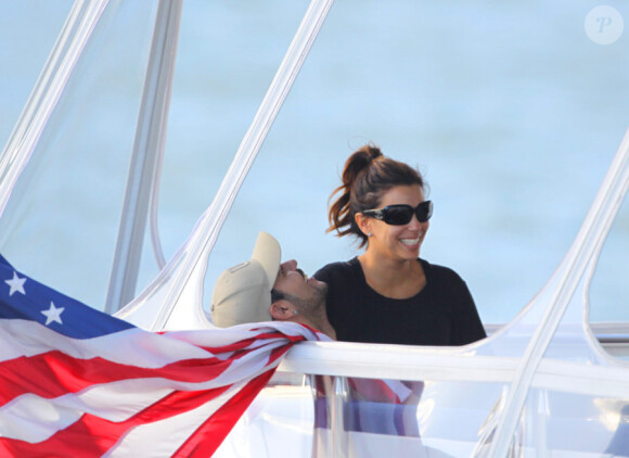 Eva Longoria et son chéri Eduardo Cruz font une petite virée en mer. A Miami le 19 novembre 2011
