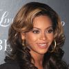 Lumineuse, Beyoncé a préféré se rendre au cinéma Paris de New York plutôt qu'à la cérémonie des American Music Awards. Le 20 novembre 2011.