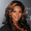 Dans un look noir et doré, Beyoncé Knowles s'est rendue au cinéma Paris pour la projection de son dvd live. New York, le 20 novembre 2011.