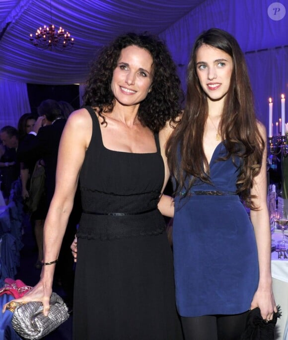 Andie MacDowell et sa fille Sarah Margaret (16 ans) étaient les stars d'un diner de charité à Faro, le 19 novembre 2011.