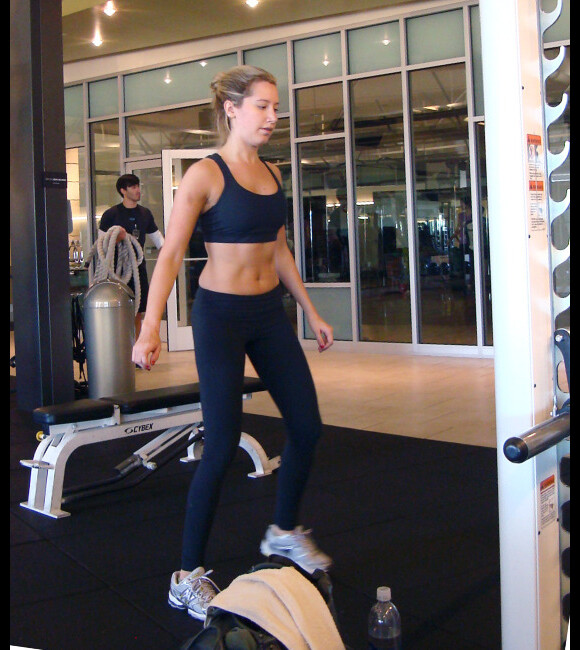 Ashley Tisdale, très active, lors d'un cours de fitness, le lundi 21 novembre à Los Angeles.