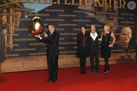 Antonio Banderas, Salma Hayek, Chris Miller, Christian Berkel et Andrea Sawatzki lors de la première du film Le Chat Potté à Berlin le 22 novembre 2011