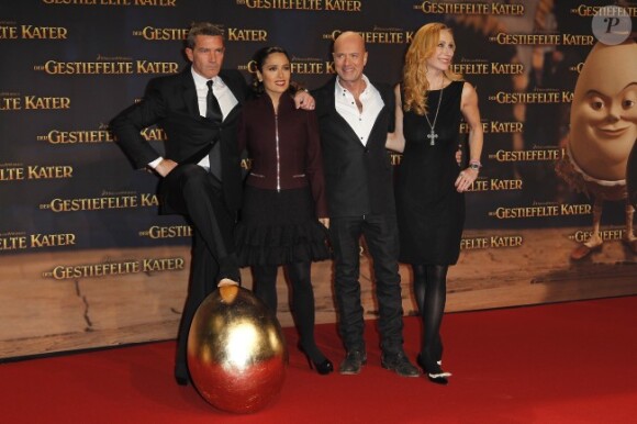 Antonio Banderas, Salma Hayek, Chris Miller, Christian Berkel et Andrea Sawatzki lors de la première du film Le Chat Potté à Berlin le 22 novembre 2011