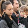 Jessica Alba en famille a profité d'une belle journée à Los Angeles le 23 novembre 2011