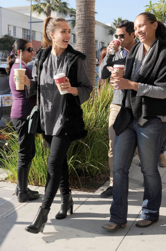 Jessica Alba lors d'une pause familiale à L.A le 23 novembre 2011