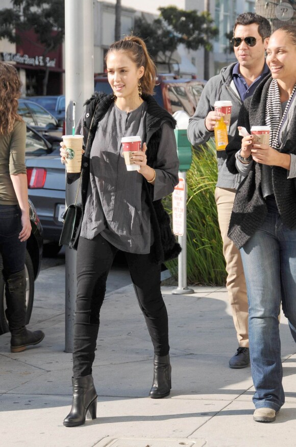 Jessica Alba lors d'une pause familiale à L.A le 23 novembre 2011