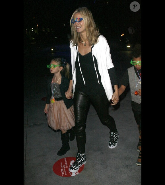 Heidi Klum avec deux de ses enfants, les adorables Leni et Henry, à la sortie du concert de Katy Perry, à Los Angeles, le 23 novembre 2011