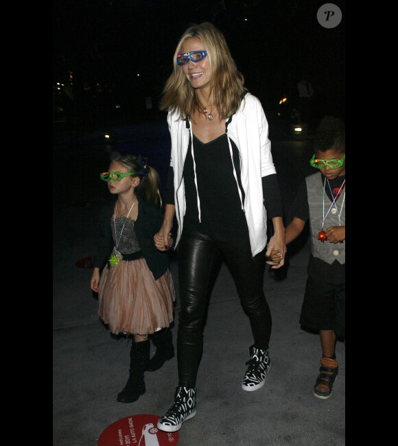 Heidi Klum avec deux de ses enfants, Leni et Henry, à la sortie du concert de Katy Perry, à Los Angeles, le 23 novembre 2011