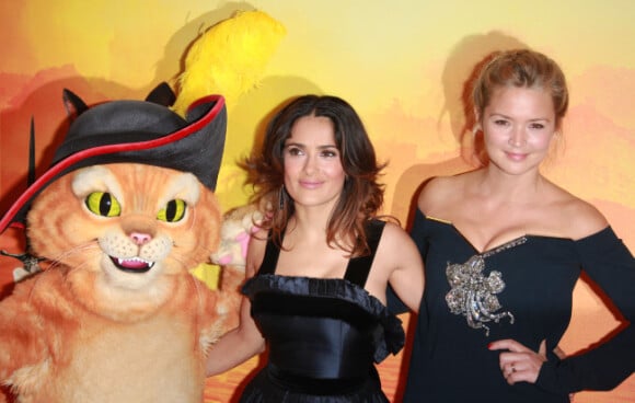 Virginie Efira et Salma Hayek avec Kitty pattes de velours, le 20 novembre 2011 à Paris.