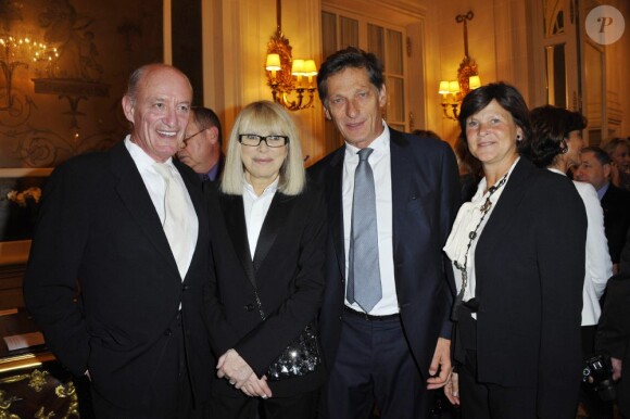 Mireille Darc et Pascal Desprez au dîner organisé au profit de l'association Action Innocence, le 24 novembre 2011.