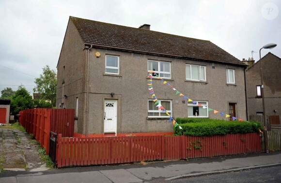 Susan Boyle devant la maison où elle a toujours vécu à Blackburn et qu'elle ne veut plus quitter, le 13 juin 2011.