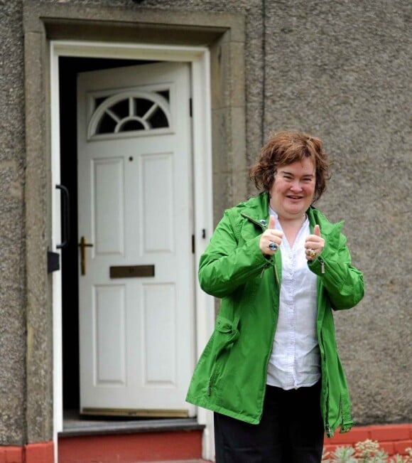Susan Boyle devant la maison où elle a toujours vécu à Blackburn et qu'elle ne veut plus quitter, le 13 juin 2011.