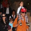 Matthew McConaughey, Camila Alves : derrière leurs lunettes, ils se la jouent incognito avec leurs enfants lorsqu'ils arrivent à l'aéroport de Los Angeles International après avoir pris l'avion de la Nouvelle-Orléans le 25 novembre 2011