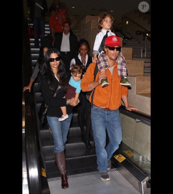 Matthew McConaughey, Camila Alves : derrière leurs lunettes, ils se la jouent incognito avec leurs enfants lorsqu'ils arrivent à l'aéroport de Los Angeles International après avoir pris l'avion de la Nouvelle-Orléans le 25 novembre 2011