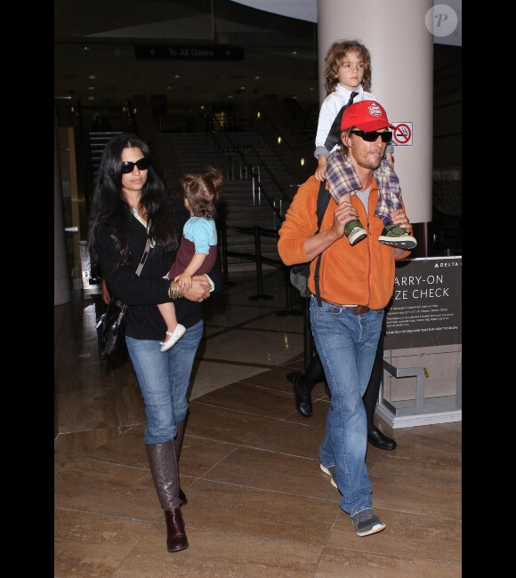 Matthew McConaughey : en compagnie de sa compagne Camila Alves et de leurs enfants Levi et Vida à l'aéroport de Los Angeles International, il est au top le 25 novembre 2011