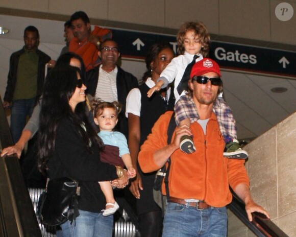 Matthew McConaughey, Camila Alves et leurs enfants arrivent à l'aéroport de Los Angeles International après avoir pris l'avion de la Nouvelle-Orléans le 25 novembre 2011