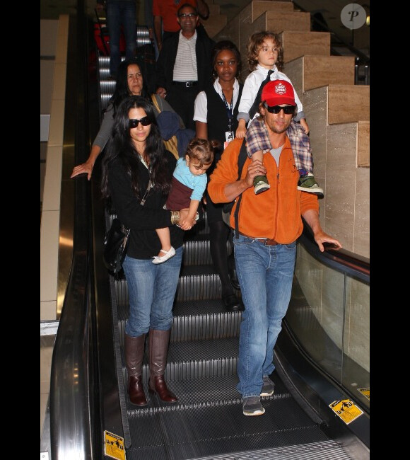 Matthew McConaughey et Camila Alves : leurs enfants Levi et Vida sont à croquer à l'aéroport de Los Angeles International après avoir pris l'avion de la Nouvelle-Orléans le 25 novembre 2011