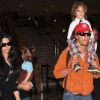 Matthew McConaughey, Camila Alves : en famille avec leurs adorables bambins Levi et Vida lorsqu'ils arrivent à l'aéroport de Los Angeles International après avoir pris l'avion de la Nouvelle-Orléans le 25 novembre 2011