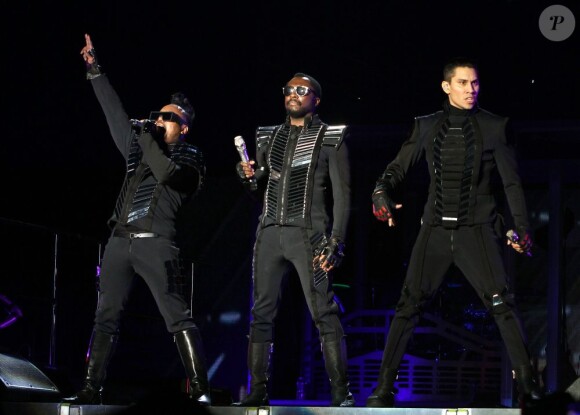 Will.i.am, entouré de Taboo et d'Apl.de.ap, lors de leur dernier concert à Miami, le 23 novembre 2011.